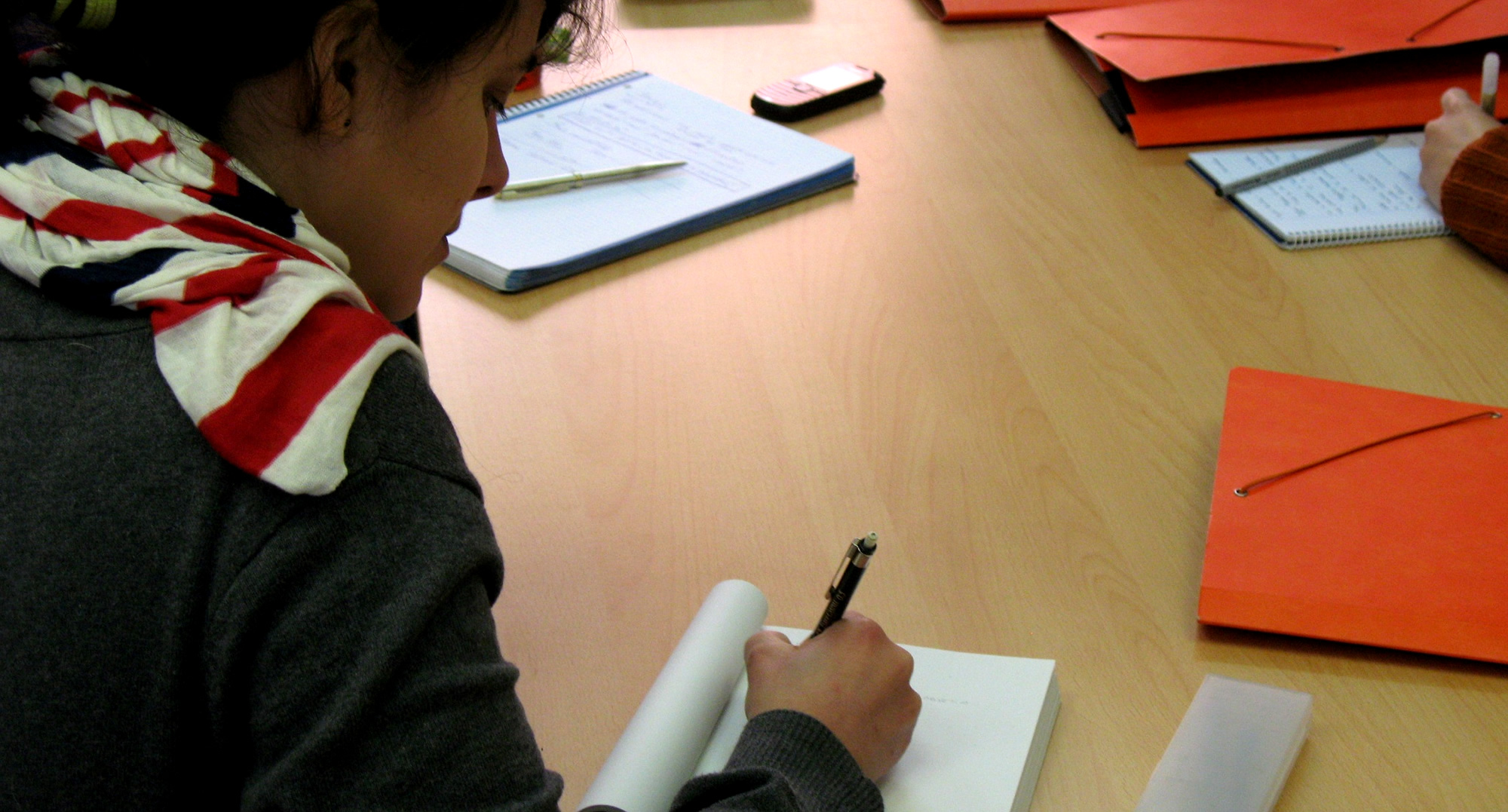 Alumna escribiendo